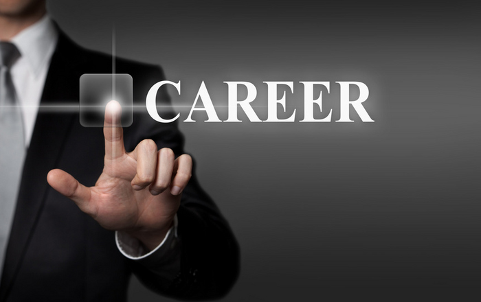 Ein Mann im Anzug tippt mit seinem Zeigefinger gegen einen virtuellen Knopf und das Wort Career erscheint daneben