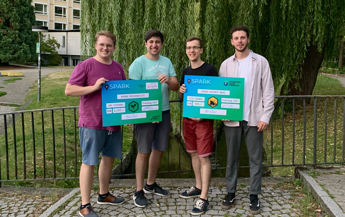 Das Neobonteam Thomas Völk, Paul Mattes, Kris-Filip Kahl und Josef Flößer (von links) mit den Preisschecks.