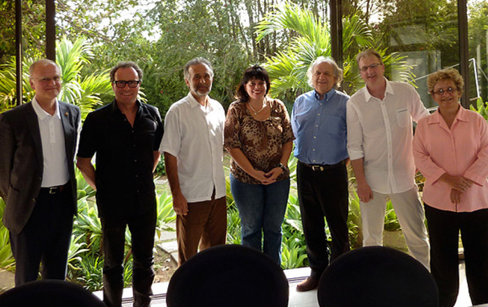 Das Foto zeigt Prof. Dr. Heiner Behring (2. von rechts) Prof. Götz Gruner (2. von links) von der Hochschule Offenburg mit fünf anderen Personen während der ersten Kooperation mit der Universität Veritas in San José in Costa Rica 2012.